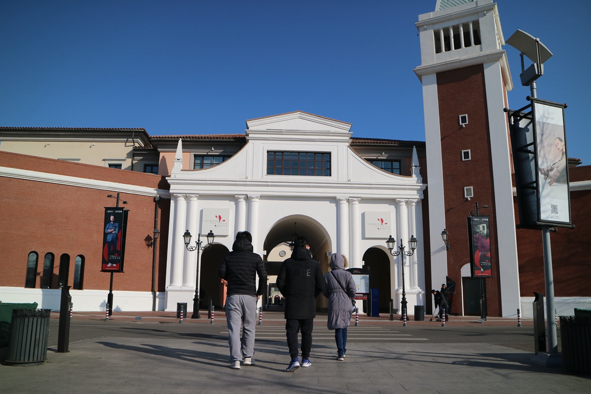 盘点雪天路滑摔倒爆笑场面,自驾游雪地上遇到突发事件