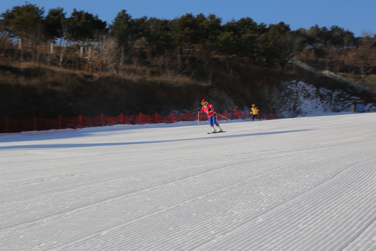 盘点雪天路滑摔倒爆笑场面,自驾游雪地上遇到突发事件