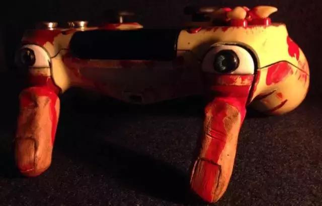 当你在玩游戏时，这些人已经把游戏手柄玩出花来了