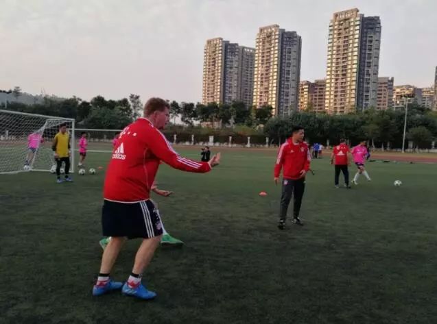 深圳拜仁足校德国教练进校园啦