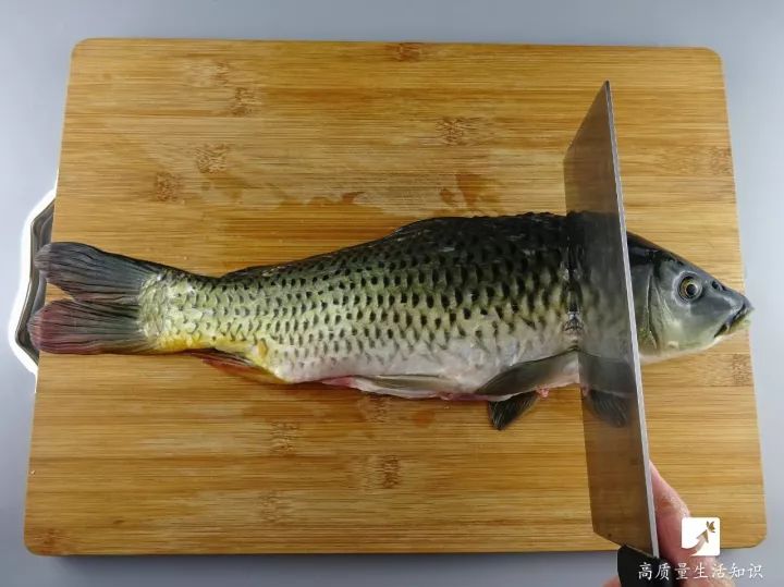 炖鱼怎么能去除土腥味儿视频,麻辣炖鱼鱼肉有土腥味怎么去除