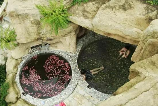 冬日里的温泉最暖心,冷天最适合泡温泉有益身体健康