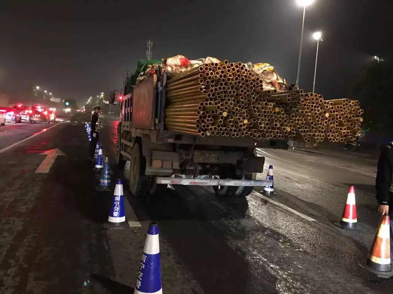 这些马路上的定时*弹炸**，99%的过路司机都怕它，在路上离它越远越好！