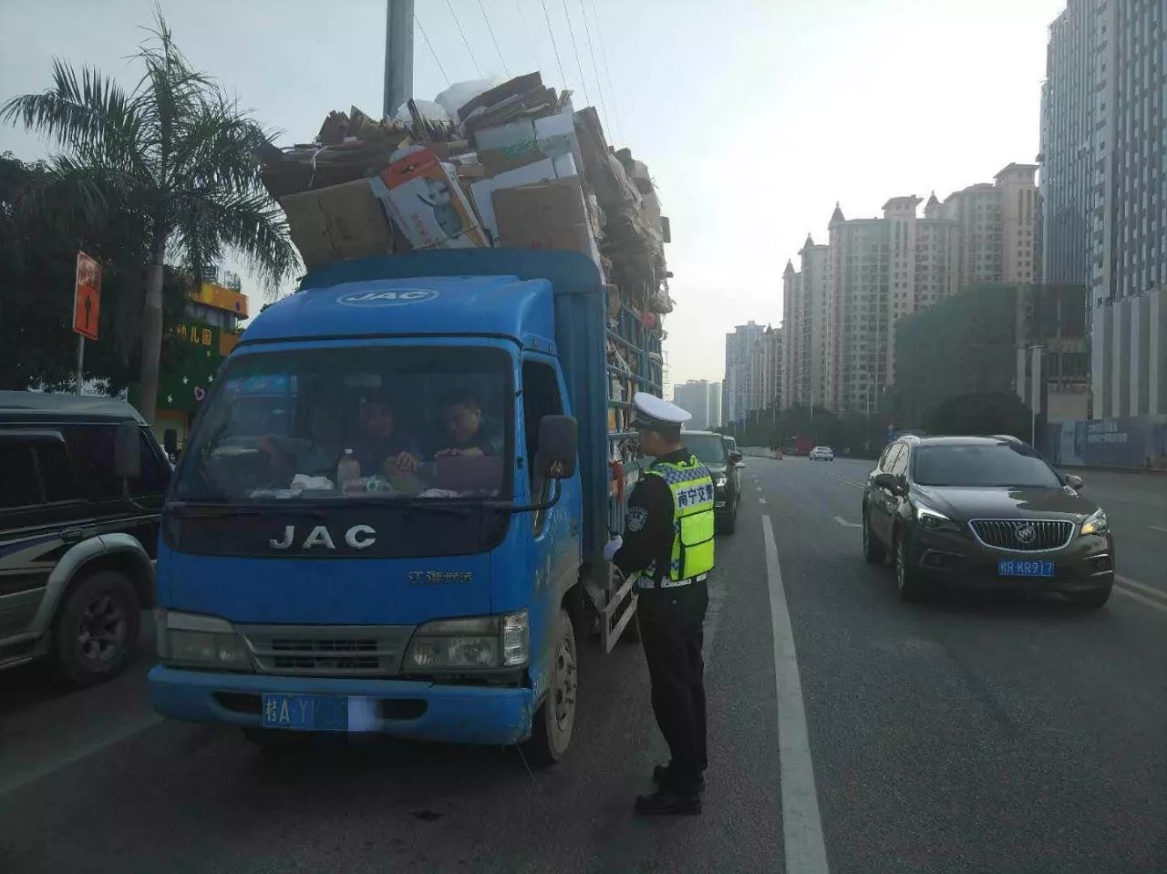 这些马路上的定时*弹炸**，99%的过路司机都怕它，在路上离它越远越好！