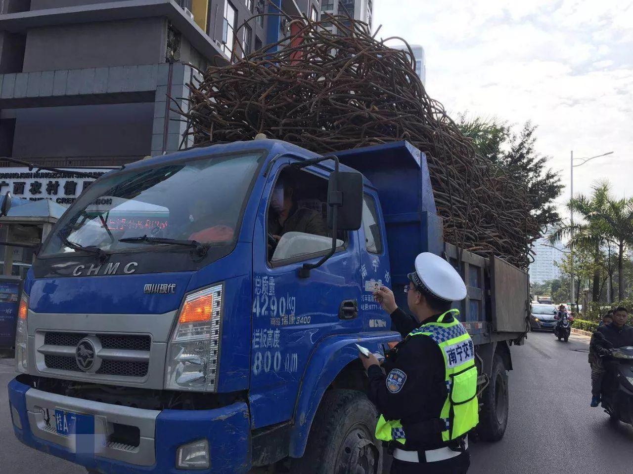 这些马路上的定时*弹炸**，99%的过路司机都怕它，在路上离它越远越好！