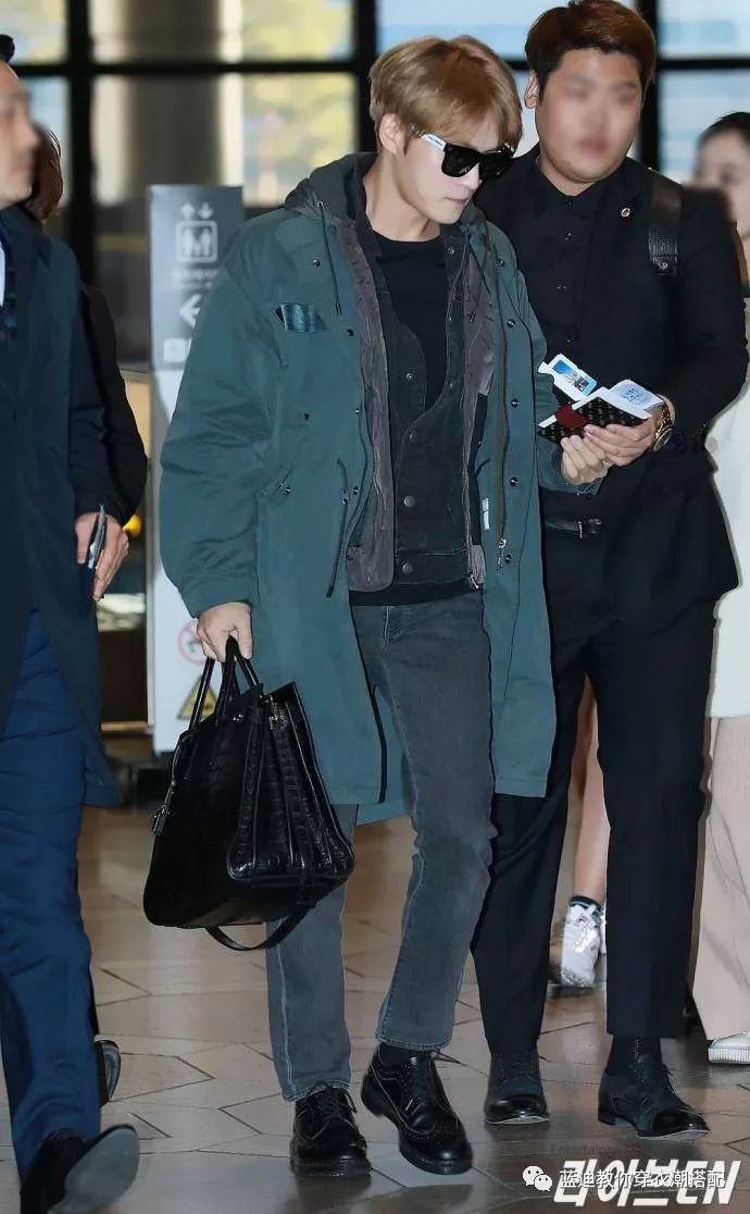 插播男明星｜边伯贤罗志祥金在中机场*服私**，活动*服私**搭配