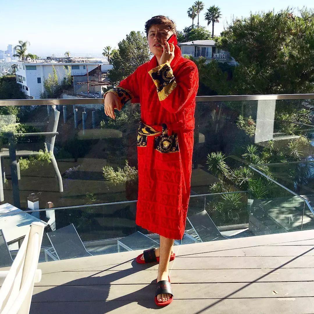 00后倒卖鞋挣钱,00后倒卖球鞋