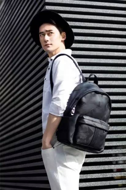 好看能穿不臃肿的双肩包男潮,防水双肩背包时髦又实用
