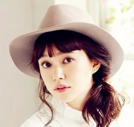 冬季戴帽子发型扎法,戴帽子发型这样搞温暖又好看