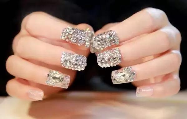 美甲怎么包钻才不会掉,美甲贴钻容易掉是怎么回事