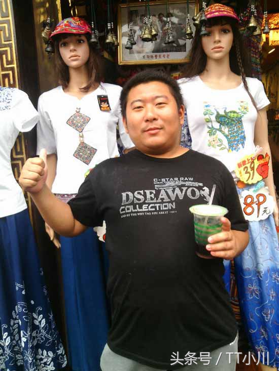 同样是黑大胖,冯提莫的待遇明显差太多,黑人宠爱美娇妻令人羡慕