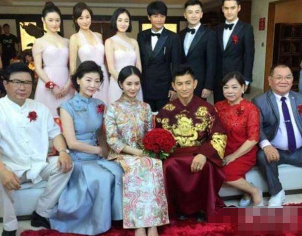 明星婚礼拍全家福,刘诗诗妈妈气质出众,胡可沙溢妈妈最朴素!