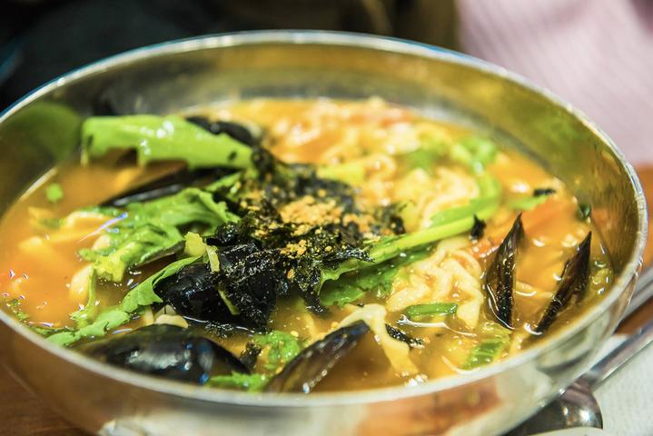 这里是韩国最传统的市场，不仅有美食还有免税店