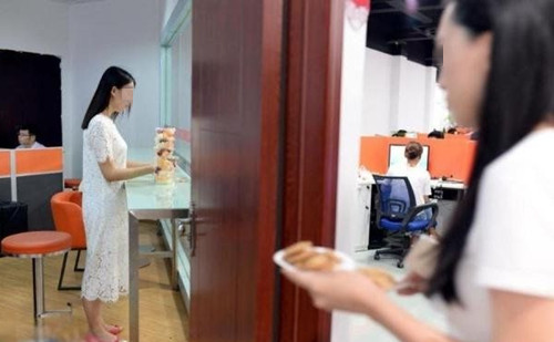 女子胃痛难忍医生让她喝可乐,女子胃痛难忍医生让喝可乐治病