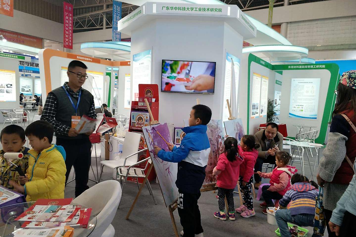 “涂小丫”展区在2017国际科技合作周会展大放异彩