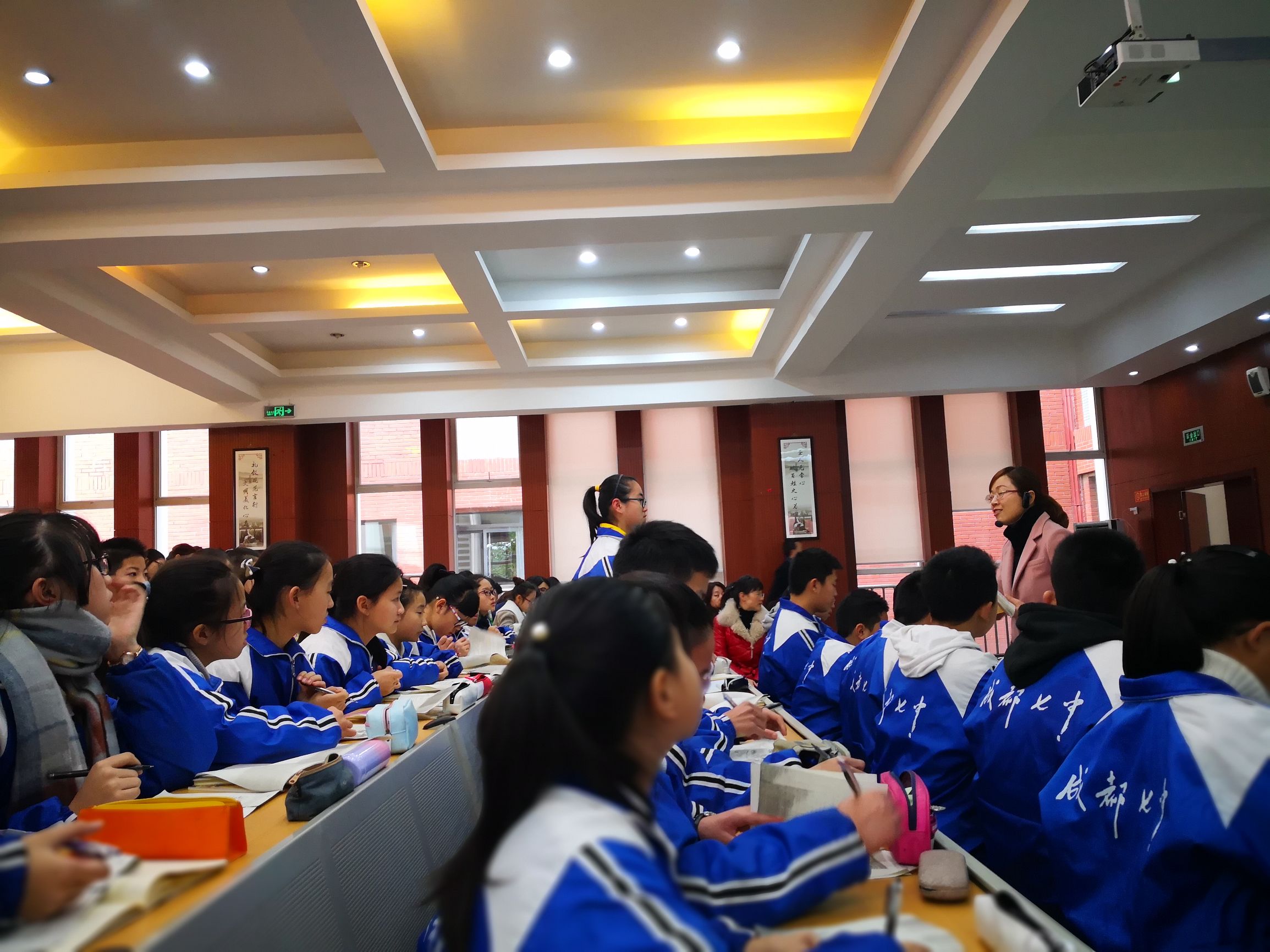 让学生感受成功的体验,课堂上师生互动激发学生学习兴趣