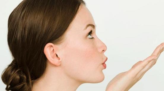 脂溢性皮炎皮肤红彤彤的怎么治,脂溢性皮炎又红又痒