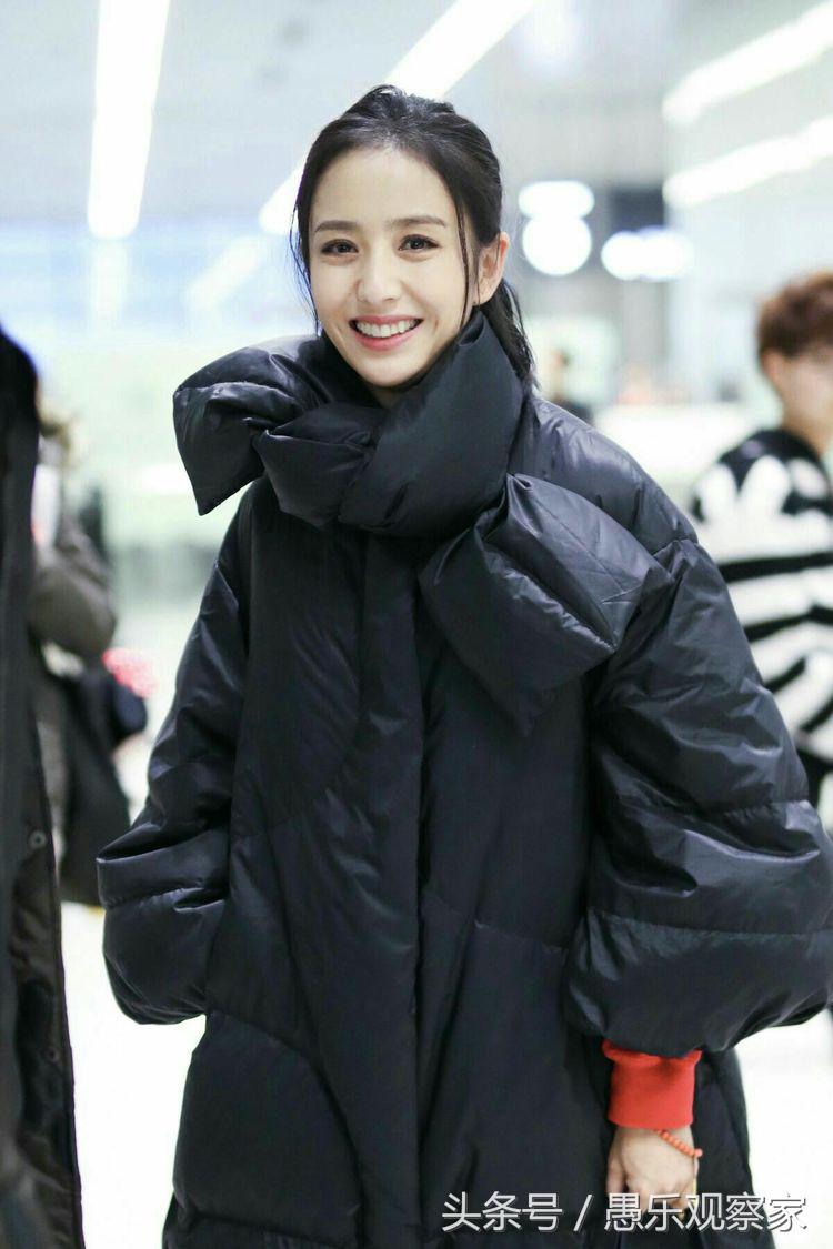 佟丽娅这一万多羽绒服穿的邋里邋遢，网友：这是大号垃圾袋吧！
