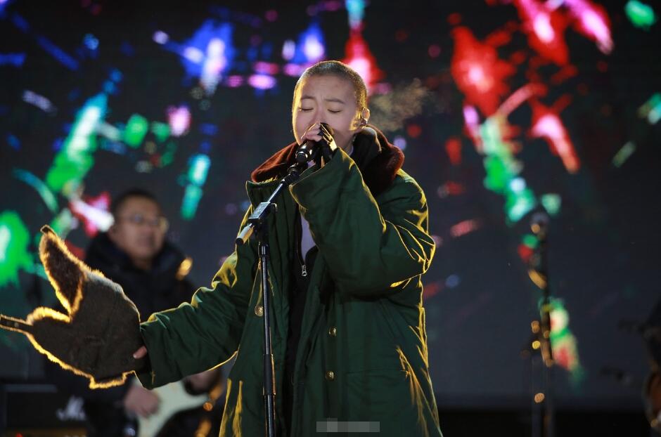 窦靖童光头造型曝光,敢于剃光头的女孩