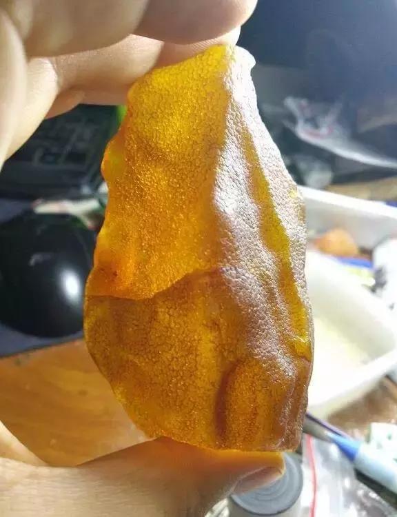 我的琥珀摔断了，雕刻师把残品变成完品，赞一个