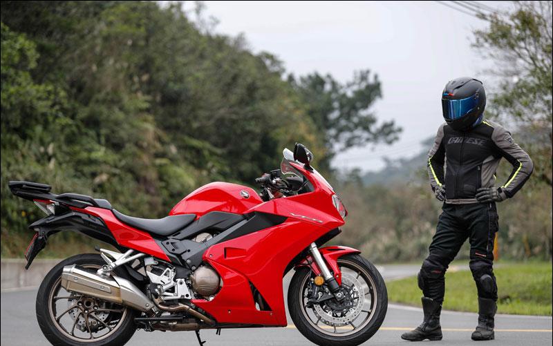 本田v4发动机视频,摩托车v4和直四引擎的区别