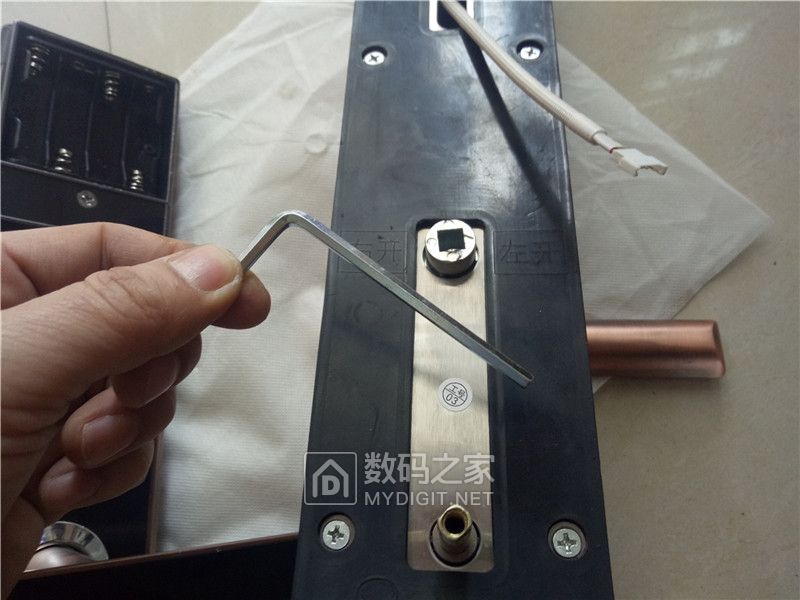 智能门锁容易被小偷无痕打开吗,智能门锁拆解图解