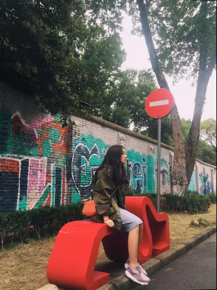 才花了300买了一双匡威,攒了一个月的钱买了双匡威