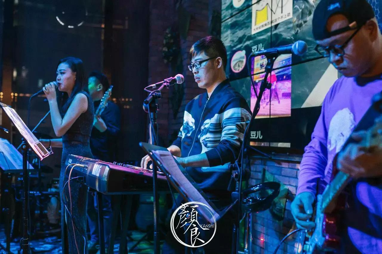 钓者崇尚自然，醉心音乐，寄情山海之间也