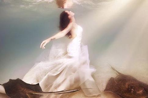 追求者多到让人眼红的星座女,追求者众多却浑然不知的星座女