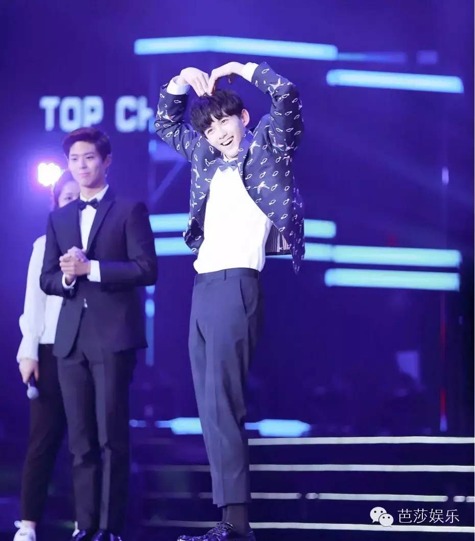 张艺兴白鹿同台领奖,张艺兴王一博领奖