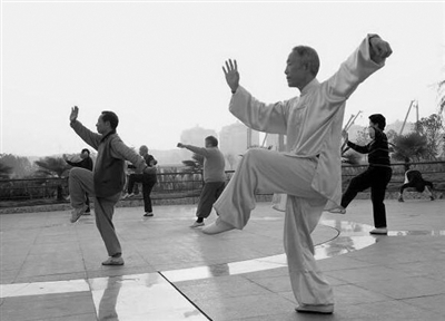 扭腰甩胳膊满足不了,银发一族“闯”入健身房