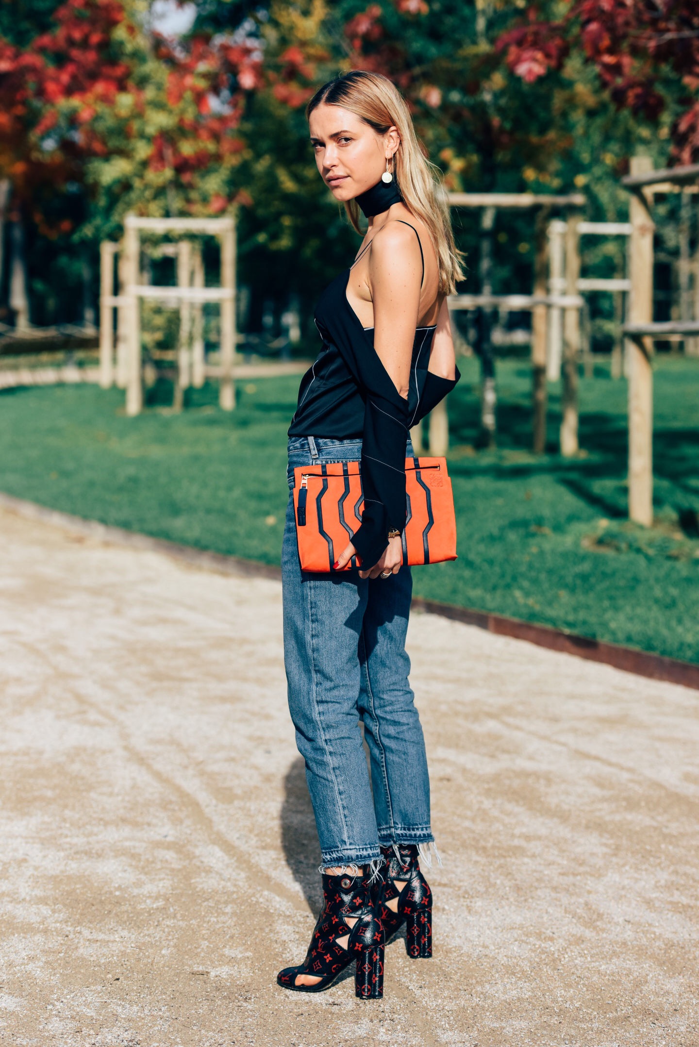 什么样的牛仔裤不返松,牛仔裤松垂感