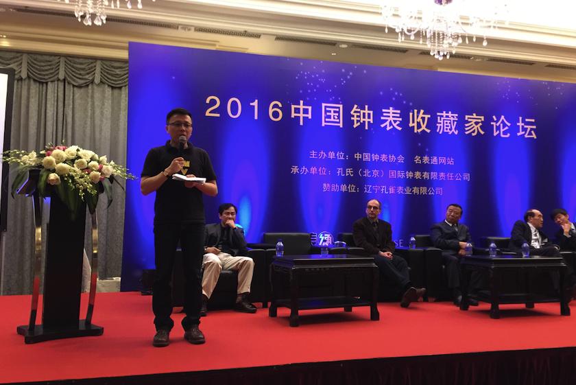 钟表收藏家展示自己的藏品,中国民间古董钟表收藏家