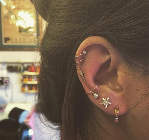 明星打耳洞痛到大叫,为什么明星打耳洞那么痛