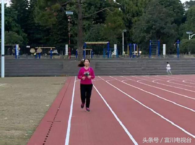 国家二类标准田径场,国家二类田径场是无颗粒跑道吗