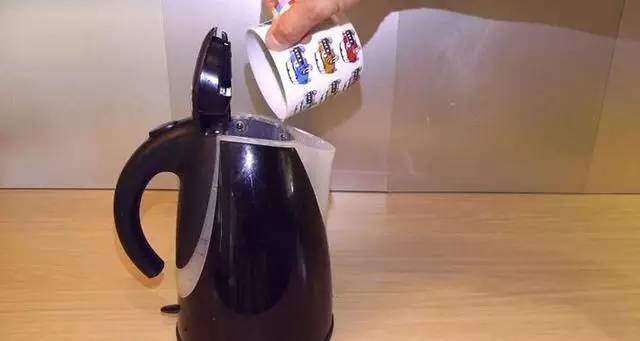 怎么洗电热壶内的污垢,电热壶底的顽固污垢怎么去除