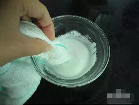 怎么洗电热壶内的污垢,电热壶底的顽固污垢怎么去除