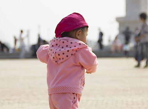 2岁孩子竟尿血，虽虚惊一场，但奶奶后悔好心办坏事，教训要吸取