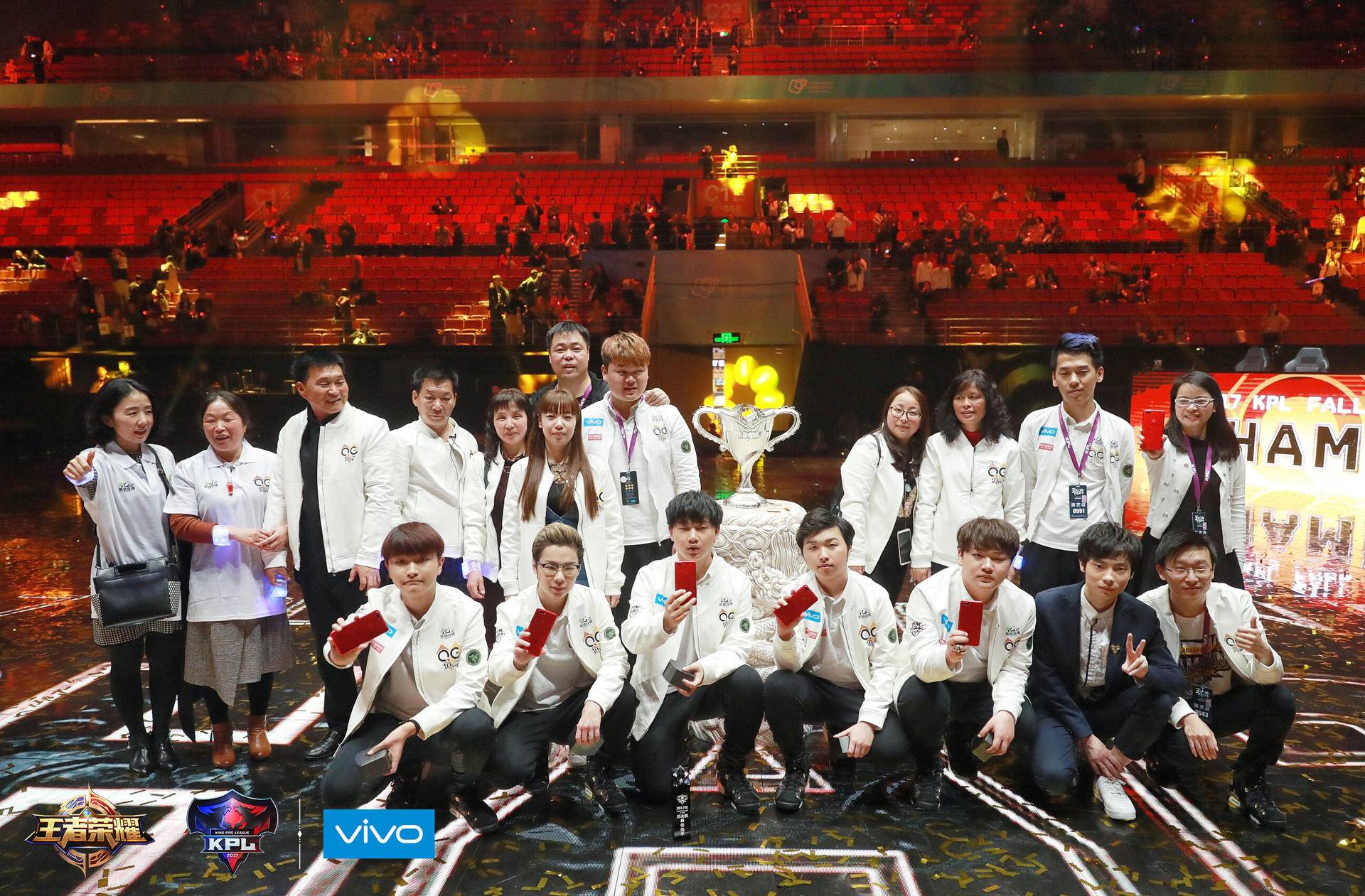 KPL三连冠，QGhappy王朝建立，除了实力还靠这款全面屏手机