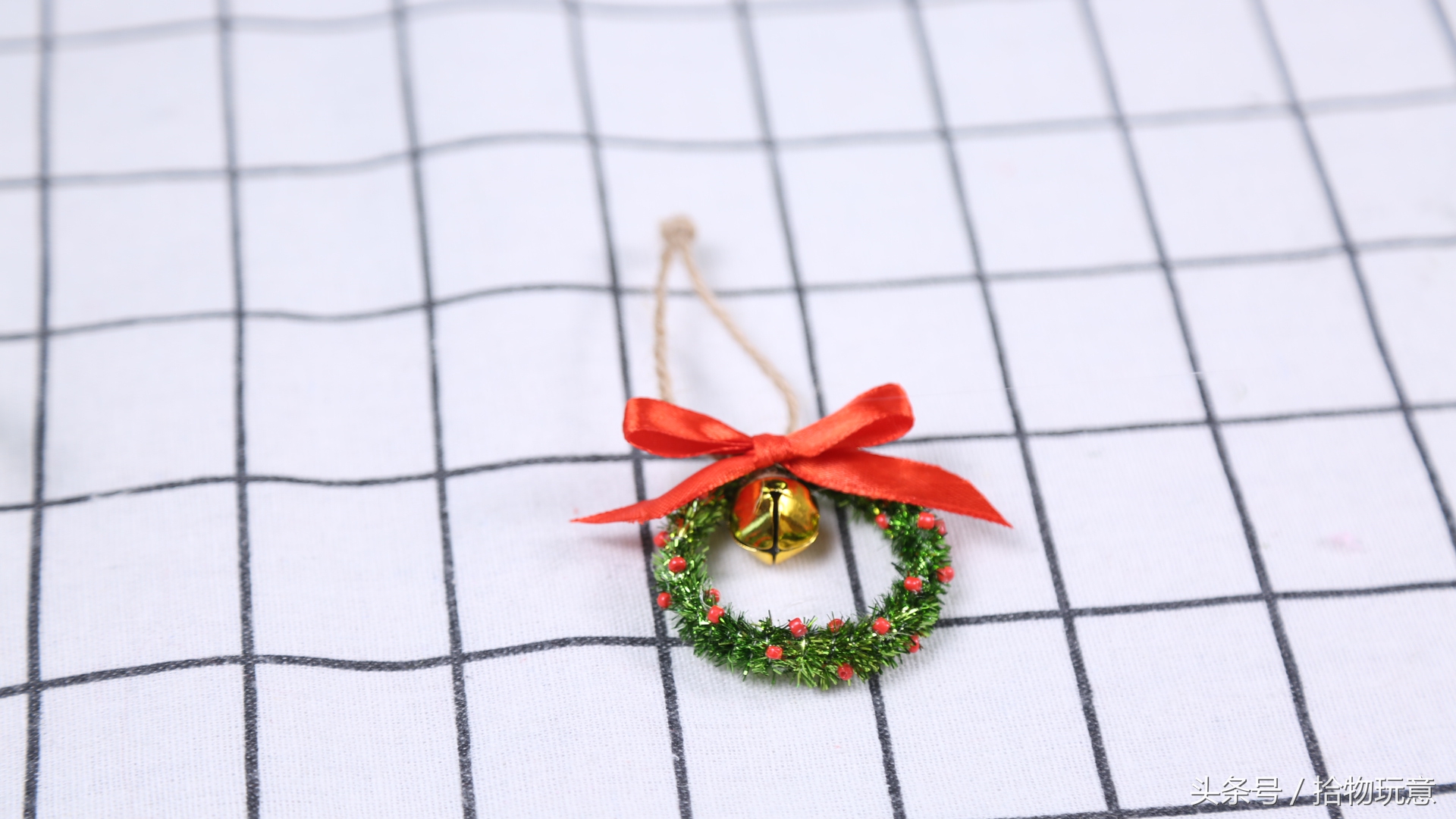 饮料瓶和毛根的结合，造就闪眼的小花环，见过的人都很想拥有