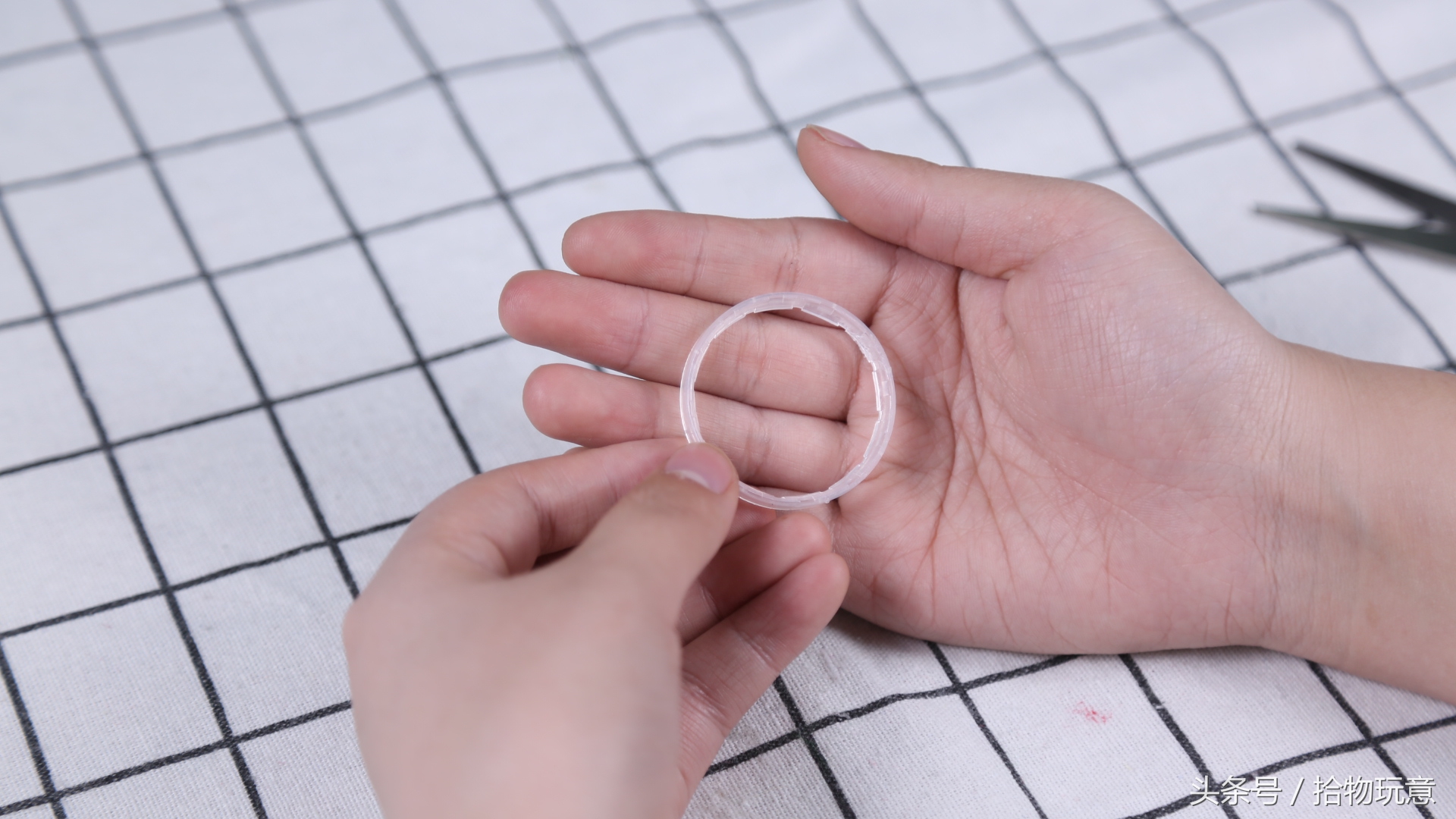 饮料瓶和毛根的结合，造就闪眼的小花环，见过的人都很想拥有