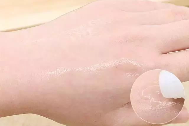 一个月生活费2000可以买大牌吗,一个月两千块钱的工资买的化妆品