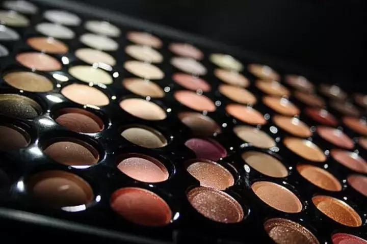 怎么用九种颜色画出好看的眼影,怎样用廉价眼影画出好看的眼影