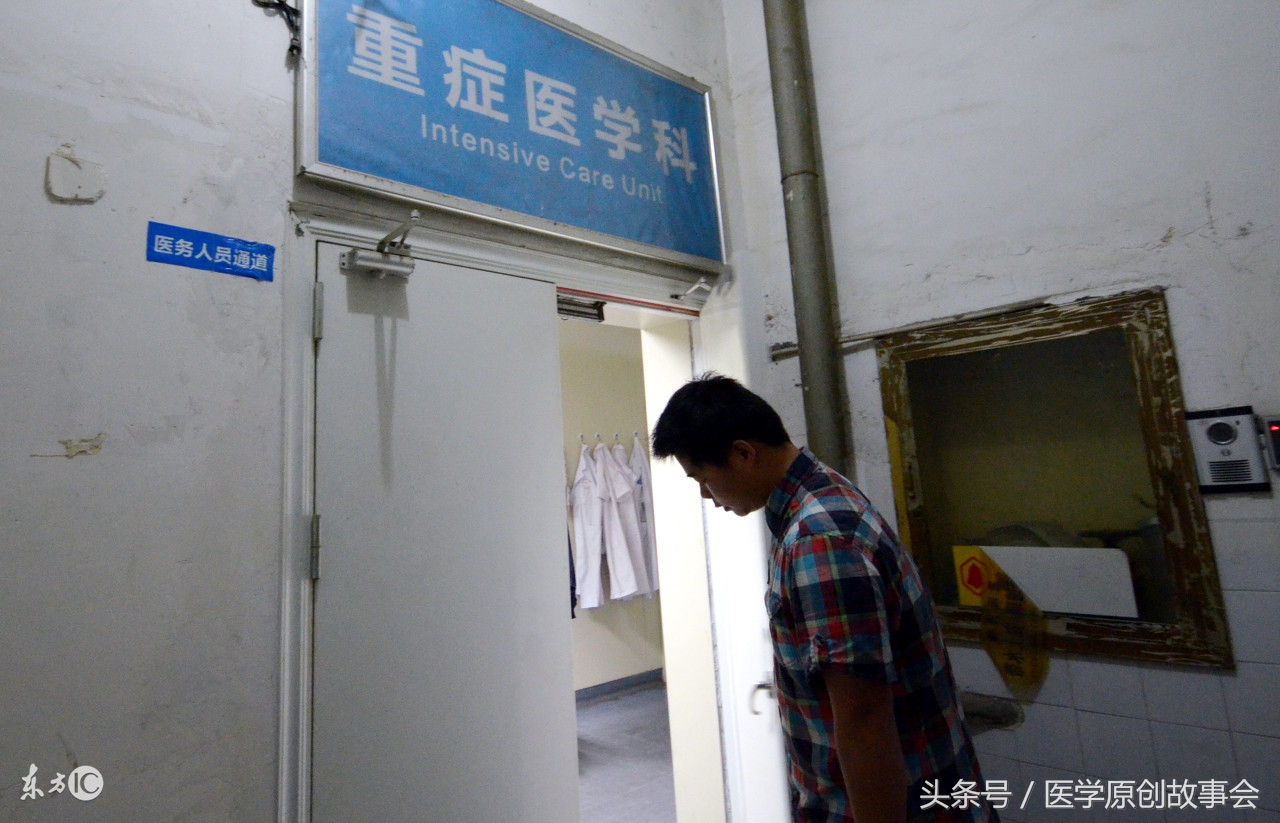 女孩一直用化妆品结果脸部毁容,长期用化妆品毁容