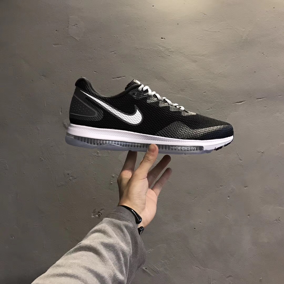 耐克纤维丝全掌气垫鞋,耐克气垫女鞋穿着会变大吗