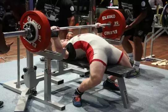 哑铃卧推要不要拱背,卧推为什么拱背