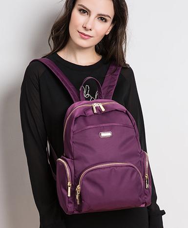 春夏个性时髦的包包这样背更时尚,蓝色搭黑色背什么包包好看