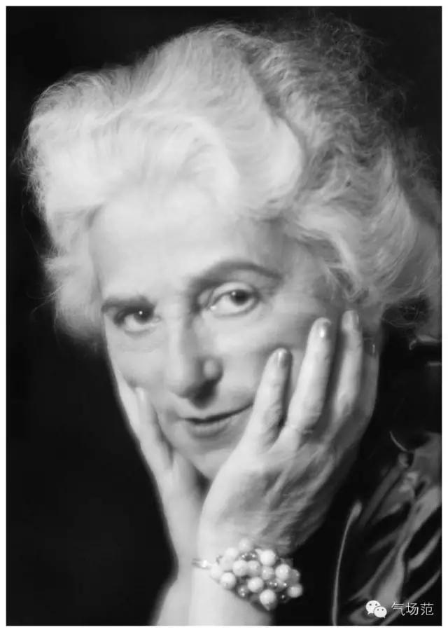 她是香奈儿签约的第一位超模,dior时尚界