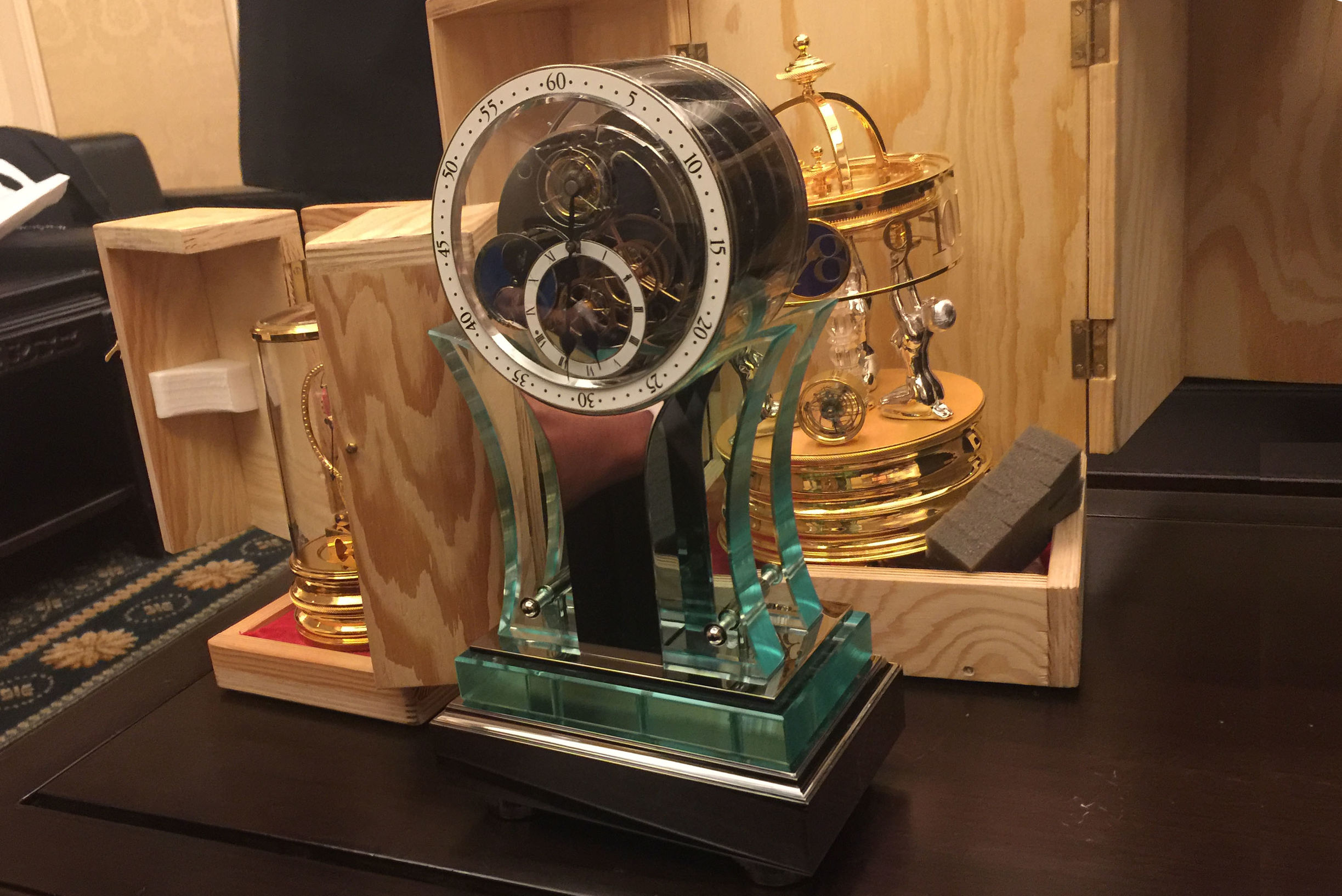 钟表收藏家展示自己的藏品,中国民间古董钟表收藏家