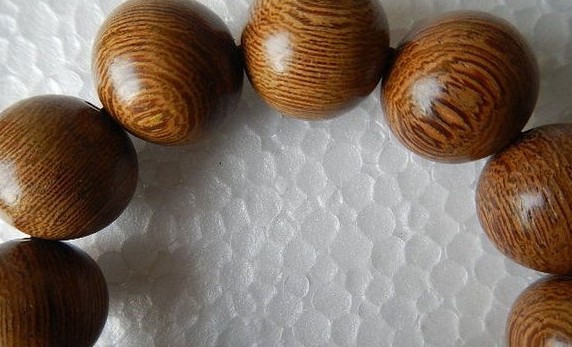 佛珠手串用什么木质最好,木佛珠手串有什么作用和功效